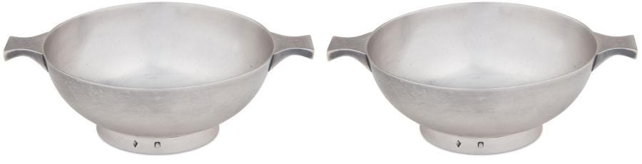 Paire de coupes à 2 anses en argent reposant sur une légère bâte. Poinçon Minerve.
Poids : 201,09 g - Diam. aux anses : 12 cm