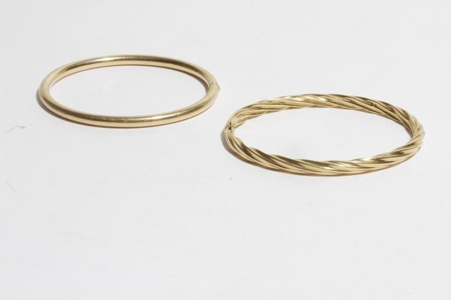 Suite de 2 bracelets en or 18K (750), l'un lisse, l'autre torsadé. 
Poids : 21,6 g
