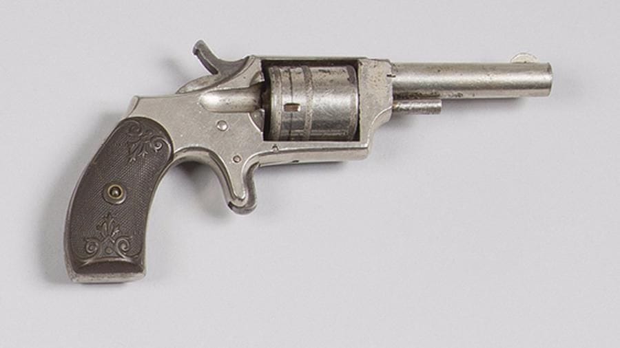 Revolver « Dictator Hopkins et Allen MFG. Co », cinq coups, calibre 32. Canon rond.
Barillet strié. Carcasse avec marquage. Détente éperon. Plaquettes de crosse en ébonite décoré et quadrillé. Finition nickelée.
A.B.E. Vers 1875.