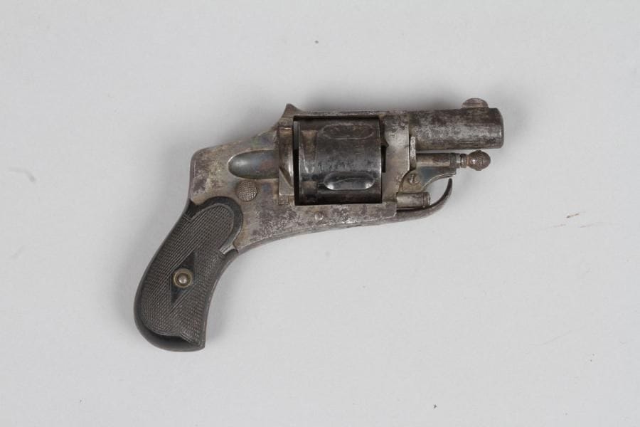 Revolver « Pupy », cinq coups, calibre 6 mm.
Canon rond à méplat. Barillet évidé. Détente pliante. Plaquettes de crosse quadrillées.
Vers 1880 (Piqûres).
