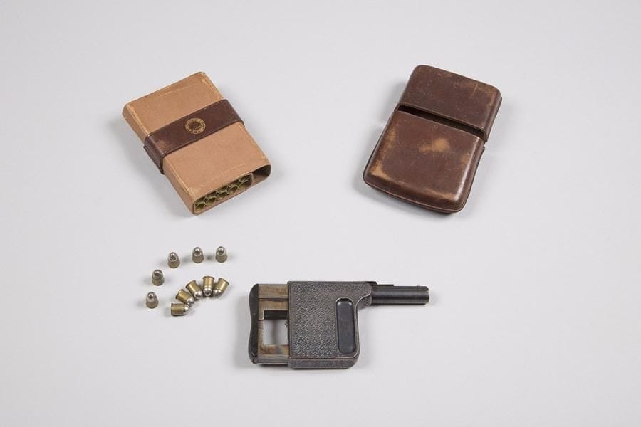 Pistolet à répétition « LE GAULOIS », n°2, calibre 8 mm. 
Canon rond marqué. Plaquettes de paume en ébonite quadrillé. 
A.B.E. Finition bleuie et jaspée. Avec son écrin en cuir de Russie avec 10 cartouches.

