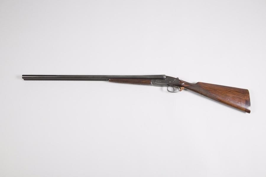 Fusil de chasse à platines liégeois, deux coups, calibre 12-70 éjecteurs. 
Canons juxtaposés de 70 cm. Platines unies, bronzées. Bascule frappée « AJD PATENT » (Defourny). Crosse en noyer en partie quadrillé de 39 cm avec rallonge, monogrammée « RW ». 
Dans un coffret en cuir havane avec accessoires. 
Longueur totale : 114 cm 
Catégorie D-1 à enregistrer. 