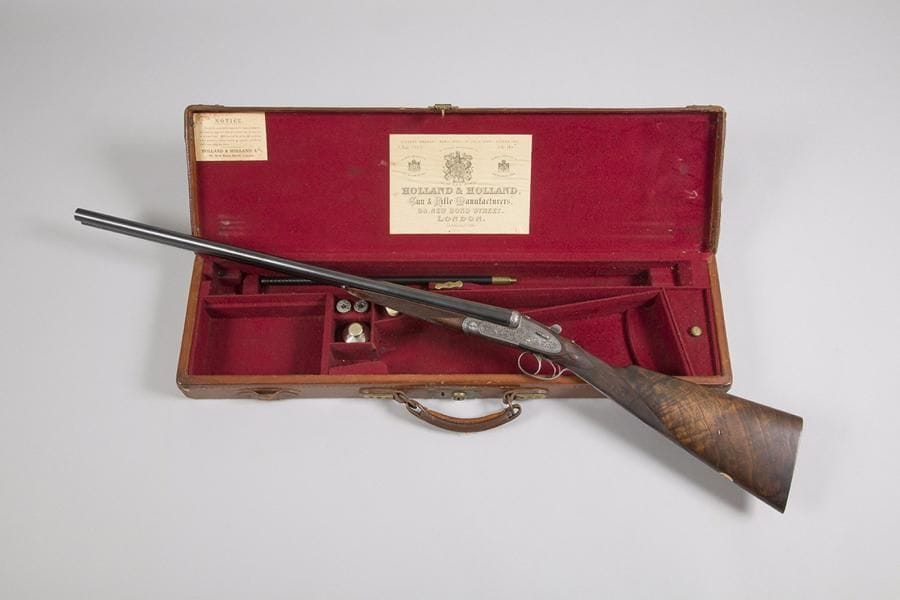 Fusil de chasse à platines Holland & Holland « Royal Hammerless Ejector », deux coups, calibre 12-65, éjecteurs. 
Canons juxtaposés de 71 cm (petites piqûres). 
Platines gravées de rinceaux. Crosse en noyer choisi en partie quadrillé de 38 cm.
Dans son coffret en cuir havane gainé de feutre rouge, avec accessoires et étiquette Holland & Holland dans le couvercle, datée à la plume « 8 mai 1927 ». 
Coffret et pièce de crosse en or monogrammée « TTM » sous couronne de comte. 
Longueur totale : 115 cm 
Catégorie D-1 à enregistrer. 