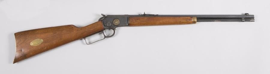 Carabine Marlin 39 Century LTD calibre 22 LR. 
Canon à pans avec hausse. Bloc de culasse avec médaille en bronze « MARLIN 1870-1970 ». Crosse en noyer avec médaille et plaque de couche en laiton. 
Longueur totale : 92,5 cm 
Catégorie C à déclarer. 