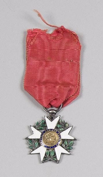 FRANCE
ORDRE DE LA LÉGION D’HONNEUR, institué en 1802.
Étoile de Chevalier Ier type, Ier Empire.
Argent, or et émail (éclats), ruban.
Hauteur : 5 cm - Poids brut : 13 g
