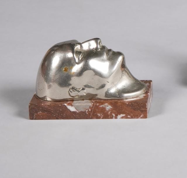 Masque mortuaire de l’Empereur Napoléon Ier.
En métal nickelé sur socle en marbre.
Hauteur: 7,5 cm 