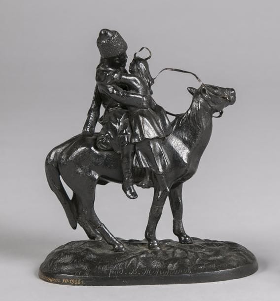 Le Cosaque et la jeune femme 
Sujet en fonte de fer marqué sur la terrasse. 
21 x 18 cm 
B.E. XXe siècle.