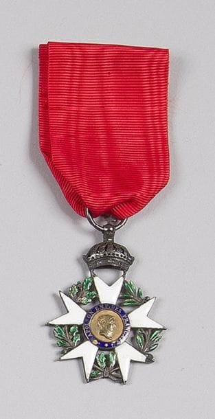 FRANCE
ORDRE DE LA LÉGION D’HONNEUR, institué en 1802.
Étoile de chevalier d’époque Premier Empire, 2e type à couronne soudée. 
Argent, or et émail (petits éclats). Ruban postérieur. Poinçon au cygne et chouette. 
Hauteur : 5 cm - Poids brut : 14 g
T.B. 