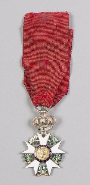 FRANCE
ORDRE DE LA LÉGION D’HONNEUR, institué en 1802.
Étoile de chevalier du 3e type d’époque Premier Empire.
Argent, or et émail (petits manques d’émail aux feuillages et à la couronne).
Bon ruban d’époque.
Hauteur : 5,6 cm - Poids brut : 18 g
T.T.B.