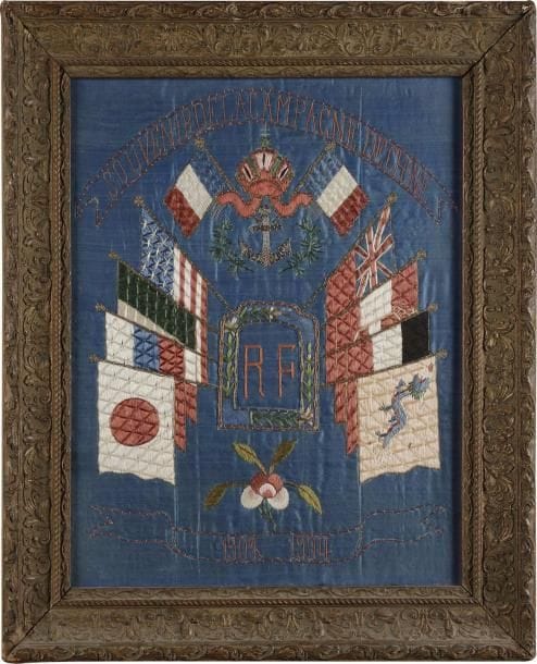 Souvenir de la campagne de Chine. 
Broderie sur fond de satin bleu, de fils de coton de couleurs aux drapeaux des belligérants de la campagne de Chine. 
37 x 30 cm 
Sous-verre. 