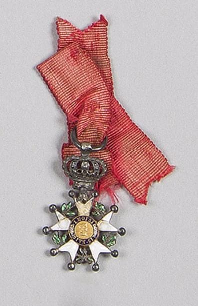 FRANCE
ORDRE DE LA LÉGION D’HONNEUR, institué en 1802.
Étoile de chevalier du 4e type, en réduction. 
Argent, or et émail (éclats, manques, restaurations). Ruban de boutonnière. 
Hauteur : 3,2 cm - Poids brut : 4 g 
A.B. 