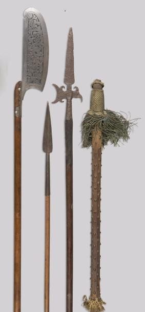 Lot d’armes d’hast : 
- hallebarde, pièce de fouille XVIIe siècle. Hampe en bois. 
- pic en fer forgé à arête médaine sur douille ronde. XIXe siècle. 
- fauchard révolution (reproduction). Hampe en bois. 
- hampe en bois avec garnitures, en partie cloutée.