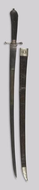 Couteau de vénerie.
Poignée en ébène strié. Monture en argent. Lame cintrée à pans creux et contre tranchant, gravée au talon. Fourreau en cuir à deux garnitures argentées. 
B.E. Époque Louis XV.