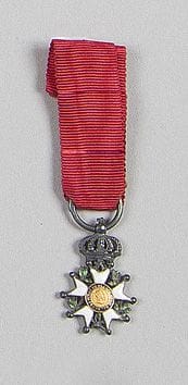 FRANCE
ORDRE DE LA LÉGION D’HONNEUR, institué en 1802.
Étoile de chevalier du 4e type modifié sous la Restauration, en miniature. 
Argent, or et émail (éclats, manque le revers du centre). Ruban.
Poinçon au faisceau de licteur (1809-1819).
Hauteur : 2 cm - Poids brut : 1 g 
A.B.