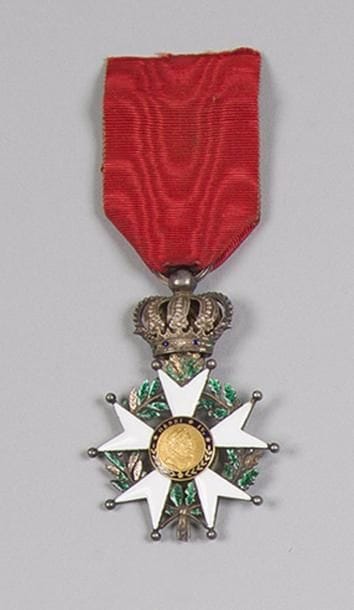 FRANCE
ORDRE DE LA LÉGION D’HONNEUR, institué en 1802.
Étoile de Chevalier, Louis-Philippe.
Argent, or et émail (éclat), ruban.
Hauteur : 6 cm - Poids brut : 22 g
T.B.