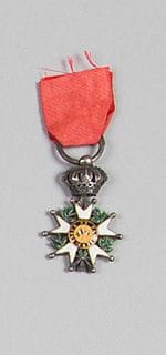 FRANCE
ORDRE DE LA LÉGION D’HONNEUR, institué en 1802.
Étoile de chevalier d’époque Monarchie de Juillet, en réduction. 
Argent, or et émail (manque l’avers du centre). Anneau cannelé. Ruban. Poinçon au crabe. 
Hauteur : 2,8 cm - Poids brut : 4 g
B.