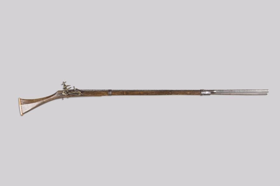 Fusil à silex des Balkans. 
Canon rond à pans au tonnerre. Platine à la Morlaque recouverte de laiton. Crosse à talon en os. 
A.B.E. XIXe siècle. 