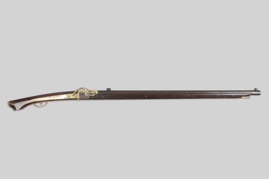 Mousquet japonais dit Teepo.
Lourd canon à pans entièrement gravés sur la bande supérieure de végétaux et de rinceaux, signé au tonnerre. Monture en bois noirci. Platine, chien et couvre bassinet en laiton. Baguette en bois à embout en laiton. 
B.E. XIXe siècle.