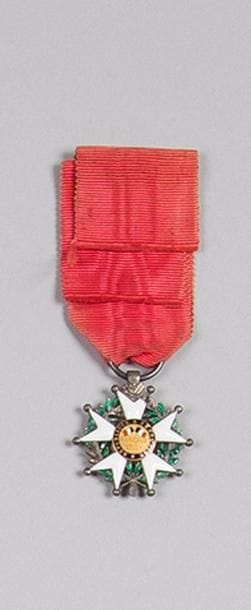 FRANCE
ORDRE DE LA LÉGION D’HONNEUR, institué en 1802.
Étoile de chevalier d’époque IIe République, en réduction. 
Argent, or et émail (éclats). Ruban. Poinçon tête de sanglier. 
Hauteur : 2,8 cm - Poids brut : 8 g 
T.B.