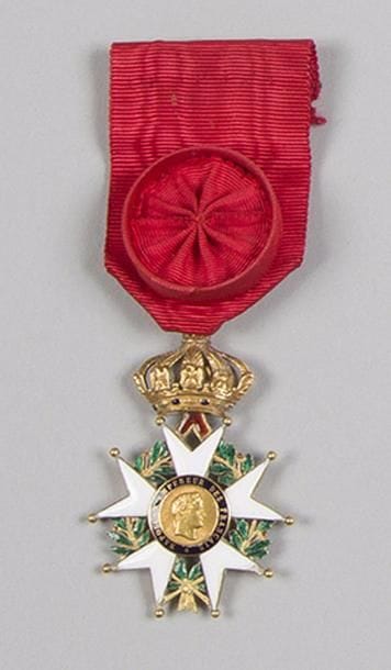 FRANCE
ORDRE DE LA LÉGION D’HONNEUR, institué en 1802.
Étoile d’officier d’époque Second Empire. 
Or et émail (petits éclats aux pointes, deux boules faussées). Poinçon tête d’aigle. 
Hauteur : 6 cm - Poids brut : 26 g
T.T.B. 