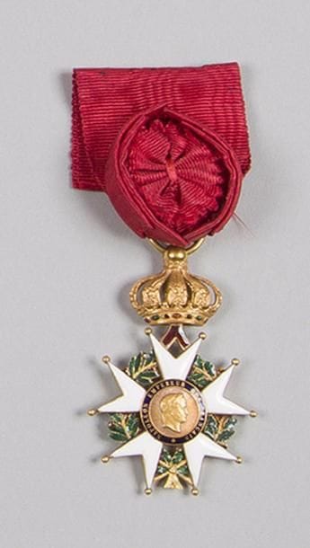 FRANCE
ORDRE DE LA LÉGION D’HONNEUR, institué en 1802.
Étoile d’officier d’époque Second Empire. 
Or et émail (petits éclats). Poinçon tête d’aigle. Ruban à rosette molle. 
Hauteur : 6 cm - Poids brut : 24 g 
T.T.B.