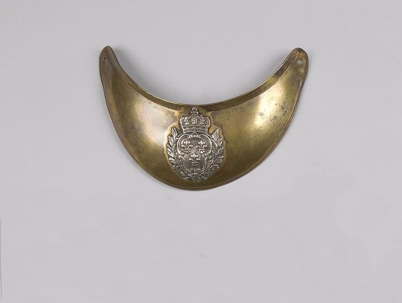 Hausse col d’officier Ancien Régime.
Plateau en laiton (restes de dorure).
Motif aux grandes armes de France. 
A.B.E. (Repercé).