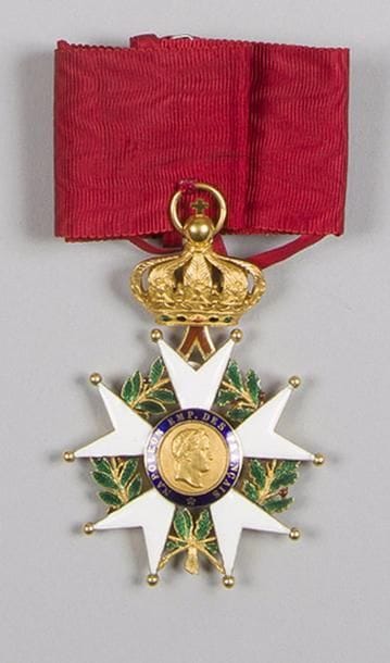 FRANCE
ORDRE DE LA LÉGION D’HONNEUR, institué en 1802.
Étoile de commandeur d’époque Second Empire. 
Or et émail (un petit éclat et cheveu). Poinçon tête d’aigle et d’orfèvre de Ouizille Lemoine.
Avec une cravate (manque l’anneau).
Hauteur : 8,4 cm - Poids brut : 50 g 
T.T.B.