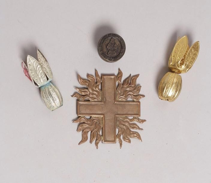 Quatre souvenirs : 
- croix des mousquetaires en cuivre. Refrappe. 
- deux olives de plumets pour casques de la Maison du Roi (Reproductions). 
- cachet à encre de la Mairie de UCHIZY (Saône et Loire).