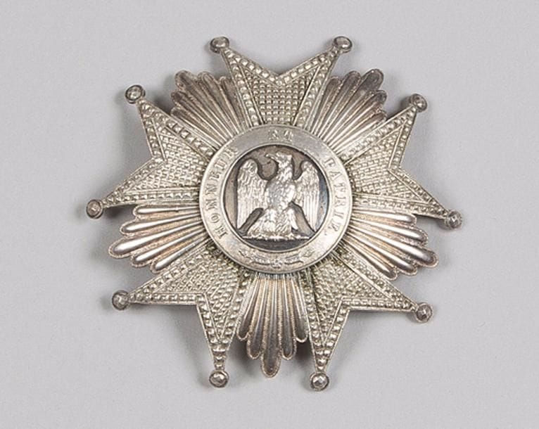 FRANCE
ORDRE DE LA LÉGION D’HONNEUR, institué en 1802.
Plaque de Grand-Croix d’époque Second Empire, modèle de Ouizille Lemoine. 
Argent travaillé à pointes de diamant. Dos à deux crochets et attache basculante.
Poinçon tête de sanglier. Marque du fabricant « Ouizille Lemoine Joailliers Bijoutiers de la Légion d’honneur rue du Bac n°1 PARIS ».
Diamètre : 9 cm - Poids brut : 70 g 
T.T.B.