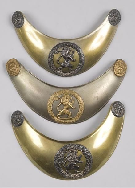 Trois hausses cols belges, au lion, deux à motifs argentés, un à motif doré.
 