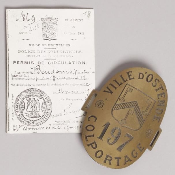 Plaque de colporteur de la Ville d’Ostende.
En laiton, gravé des armes de la Ville. XXe siècle. 