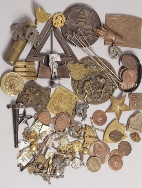 Lot de cuivreries, dont grade d’épaulette en laiton, motifs de hausses cols, frappes de médailles et une médaille Libanaise avec son support au Cèdre. 