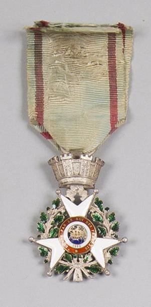 FRANCE 
CROIX DE JUILLET, institué en 1830. 
Argent, or et émail (éclats). Ruban. Poinçon tête de lièvre. Anneau cannelé.
Hauteur : 5,4 cm - Poids brut : 16 g
B.