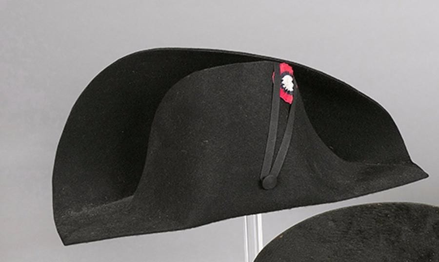 Bonne reproduction du chapeau de l’Empereur Napoléon Ier. 
En feutre. Cocarde tricolore, bandeau en cuir. 
B.E. 
