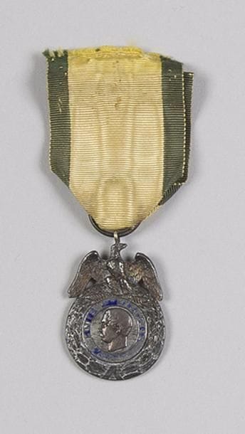 FRANCE 
MÉDAILLE MILITAIRE, institué en 1852.
Médaille militaire du 1er type.
Argent avec restes d’émail. 
Hauteur : 3,5 cm - Poids brut : 24 g 
B.
