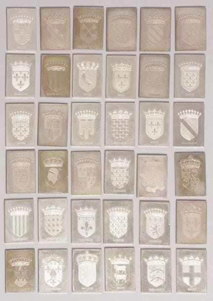 36 plaques aux armoiries des anciennes régions françaises.
En métal argenté. 
4 x 5 cm 
B.E. 