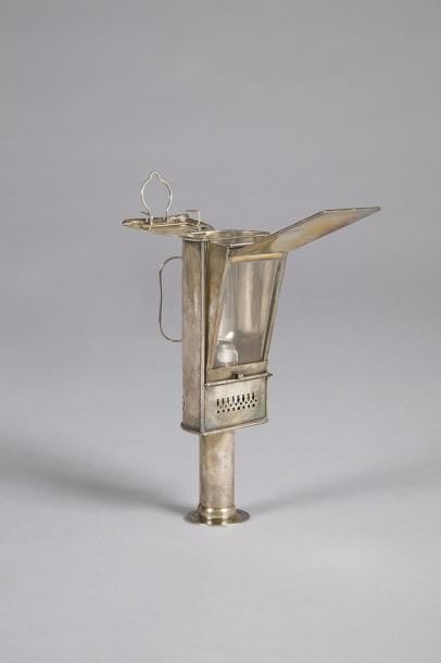 Beau bougeoir de voyage.
En métal argenté chiffré « CM » sous couronne de baron, marqué « Masson déposé ».
