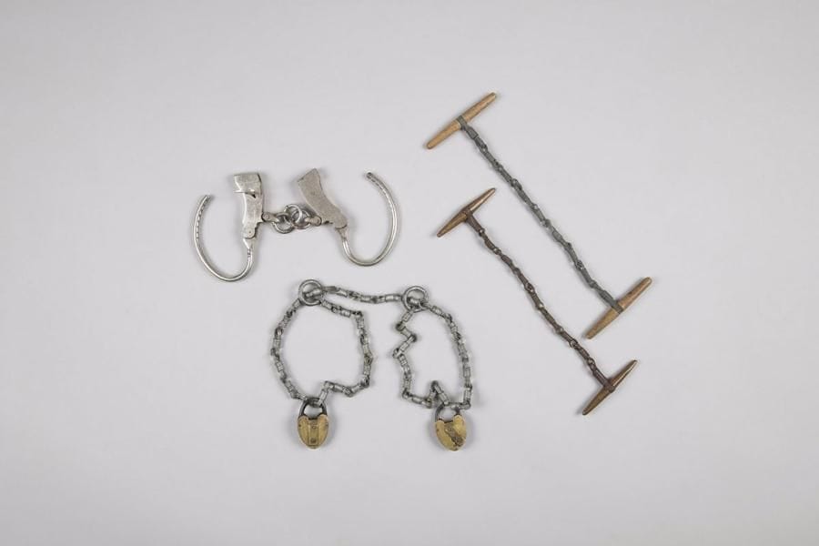 Lot : 
- paire de menottes US en fer nickelé. 
- paire de menottes en fer torsadé avec deux cadenas. 
- paire de cabriolets.