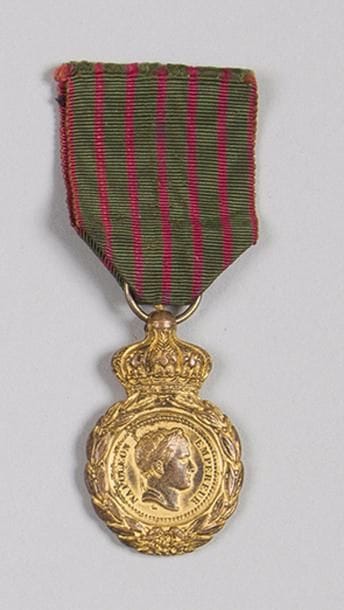 FRANCE 
MÉDAILLE DE SAINTE-HÉLÈNE, instituée en 1855. 
En bronze doré (petite usure). Ruban ancien. 
Hauteur : 5 cm
T.T.B. 

