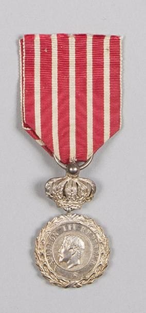 FRANCE
MÉDAILLE DE L’EXPÉDITION D’ITALIE instituée en 1859.
Médaille du 1er modèle, à profil non lauré, sous couronne. 
Argent. Ruban. 
Hauteur : 4,7 cm - Poids brut : 18 g
SUP