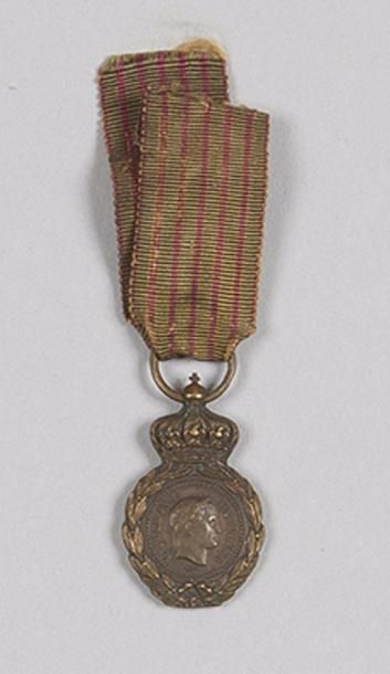 FRANCE
Médaille de Sainte Hélène en réduction. 
Bronze patiné. Ruban. 
Hauteur : 3 cm
T.T.B.