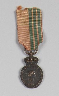FRANCE
Médaille de Sainte Hélène en réduction. 
Bronze patiné. Beau ruban aux couleurs de la Légion d’honneur et de la Médaille de Sainte-Hélène. 
Hauteur : 3,2 cm
T.T.B. 