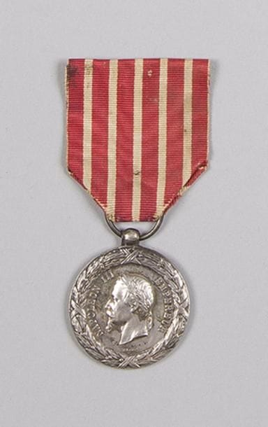 FRANCE
Médaille de l’expédition d’Italie, par Barre, instituée en 1859.
Médaille de l’expédition d’Italie, second modèle.
Argent, ruban. Poinçon sur la bélière.
T.T.B.
Hauteur : 4,6 cm - Poids brut : 15 g