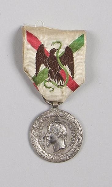 FRANCE 
Médaille de l’Expédition du Mexique, créée en 1863, par Barre. 
Argent. Ruban tissé à l’Aigle. 
Diamètre : 3 cm - Poids brut : 15 g
T.T.B. 