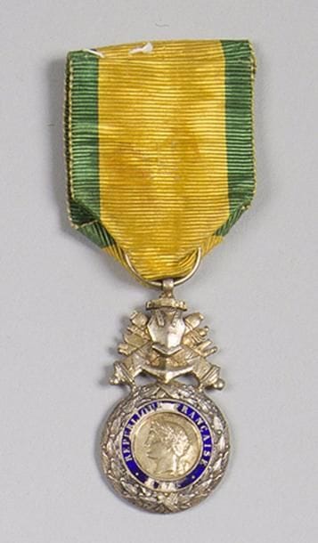 FRANCE 
MÉDAILLE MILITAIRE, instituée en 1852. 
Médaille militaire d’époque IIIe République, fabrication monobloc dite « de Versailles » 
Vermeil et émail (éclats). Ruban (usé)
Hauteur : 4,7 cm - Poids brut : 18 g 
T.T.B.