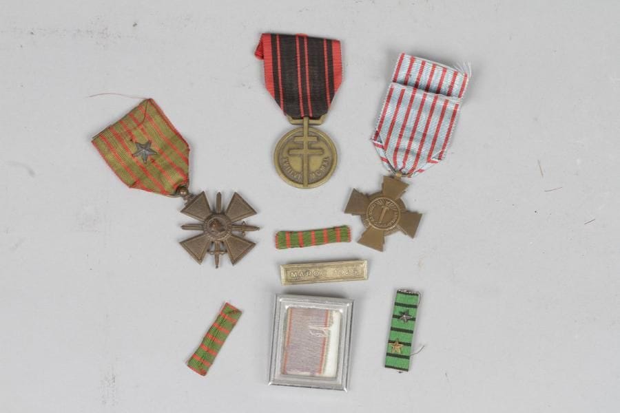 FRANCE
Trois médailles et un fragment de ruban : 
- Croix de guerre 14-18. En bronze. 
- Médaille de la résistance. En laiton.
- Croix du combattant. En bronze. 
- Fragment de ruban de médaille de vétéran du Premier Empire. Encadré.
T.T.B