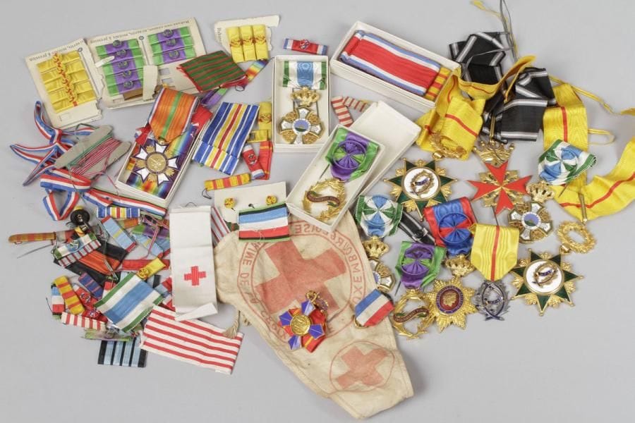 FRANCE
Lot de 13 insignes d’ordres philanthropiques ou d’association dont un insigne de l’amitié franco-belge type palmes académiques, deux insignes type commandeur de l’amitié franco-belge, un insigne type commandeur et sa miniature à la croix de Malte émaillée rouge, deux insignes « Vivre et sourire », deux médailles « Encouragement public », médaille « encouragement artisanal », médaille « Aimez vous les uns les autres » à la ruche, médaille de la Fédération française du commerce et de l’industrie. 
On y joint un fort lot de rubans et de rappels de décorations. 
SUP. 