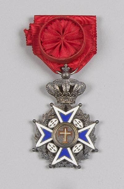 PORTUGAL
ORDRE DU CHRIST, créé en 1319.
Étoile de chevalier. 
Argent, émail (petit éclat). Ruban à rosette. 
Hauteur : 6,7 cm - Poids brut : 30 g 
T.T.B. 