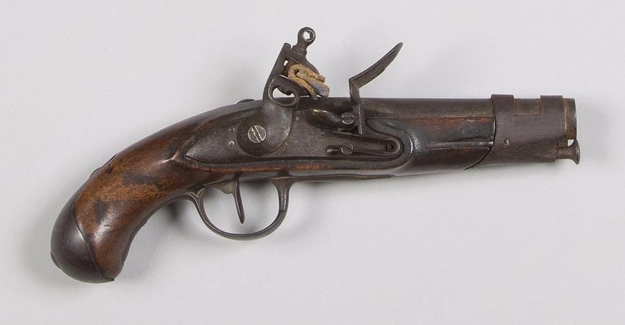 Pistolet à silex de gendarmerie.
Canon rond à pans au tonnerre. Platine et chien à corps ronds. Garnitures en fer. 
B.E. (patiné). Époque révolutionnaire. 