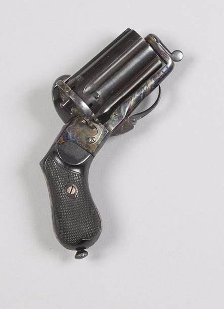 Revolver poivrière à broche « Deprez », six coups, calibre 9 mm.
Barillet évidé bleui. Chien sans crête. Carcasse ouverte jaspée. Détente pliante. Plaquettes de crosse en ébène quadrillé. Baguette de nettoyage noyée dans la crosse.
T.B.E. Vers 1850 / 1860.
